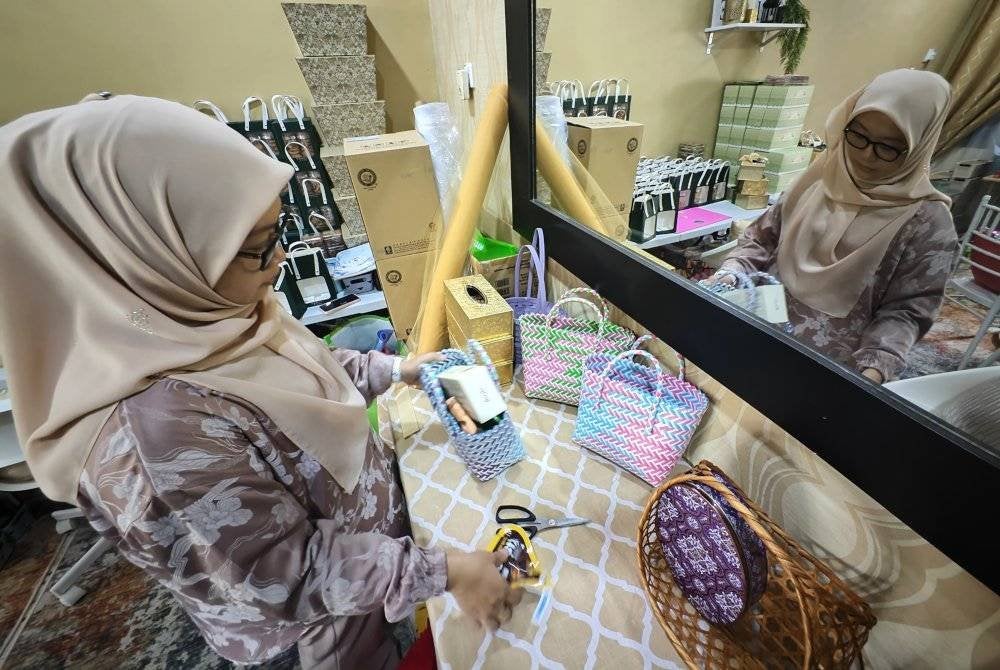 Zurina banyak menerima tempahan daripada syarikat korporat dan jabatan kerajaan.