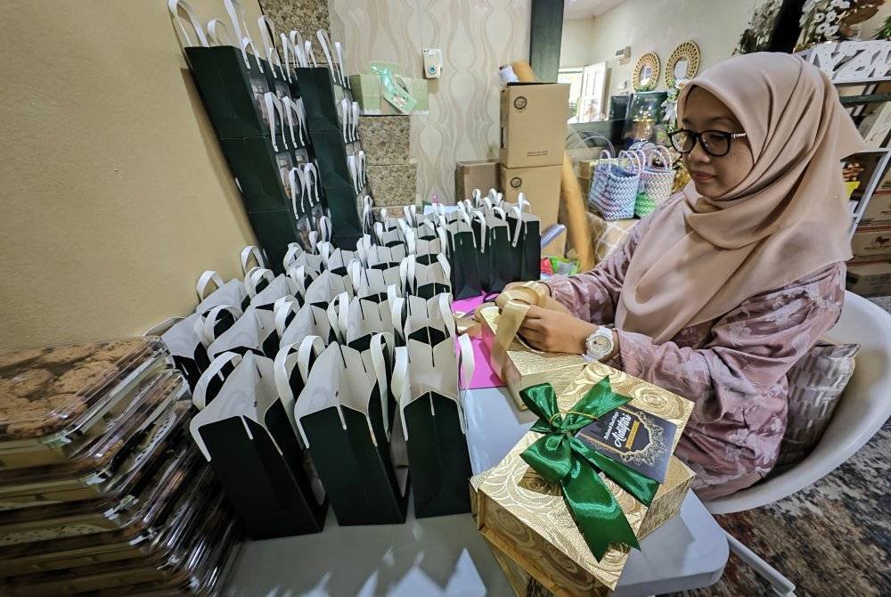 Zurina tidak menang tangan siapkan tempahan hamper raya pelanggan.