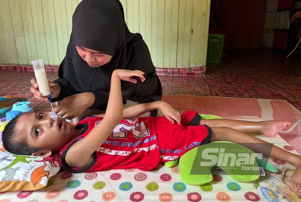 Muhamad Iman Hafiz minum menggunakan tiub.
FOTO SINAR HARIAN-ADILA SHARINNI WAHID