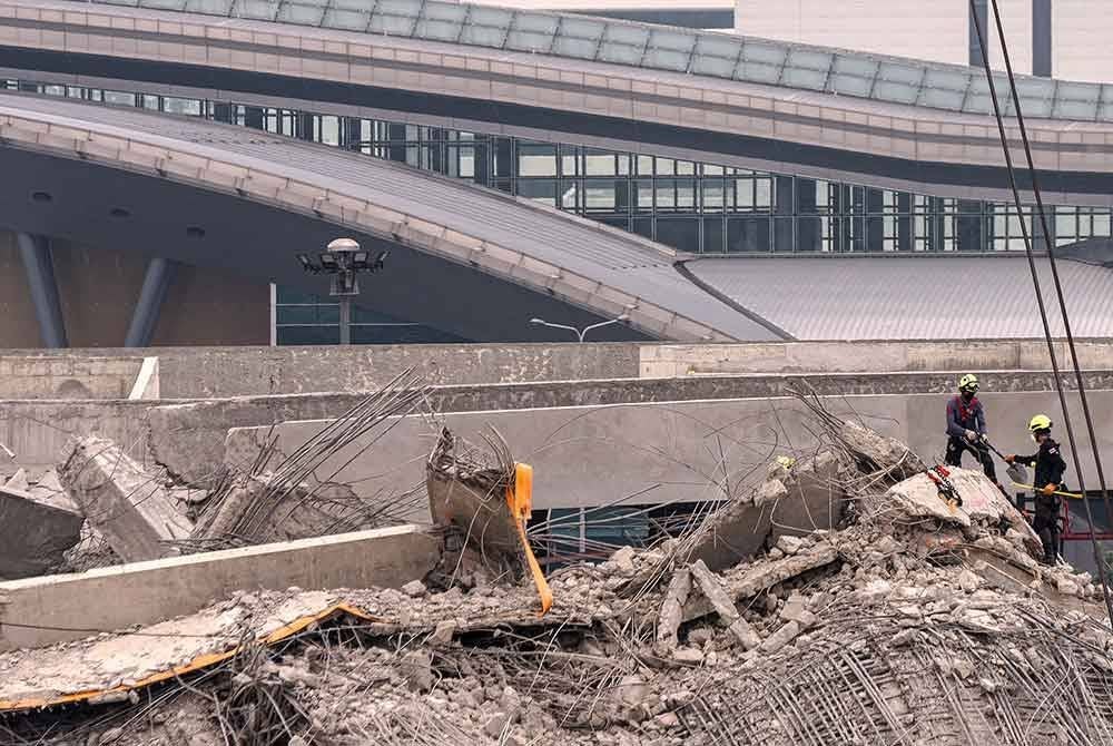 Anggota penyelamat menjalankan operasi mencari dan menyelamat di kawasan runtuhan bangunan di Bangkok. Foto AFP