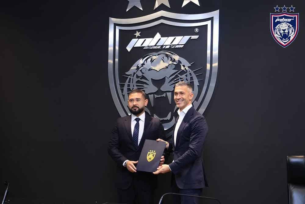 Garcia (kanan) berterima kasih kepada Tunku Mahkota Ismail yang memberikan peluang menabur bakti bersama JDT.