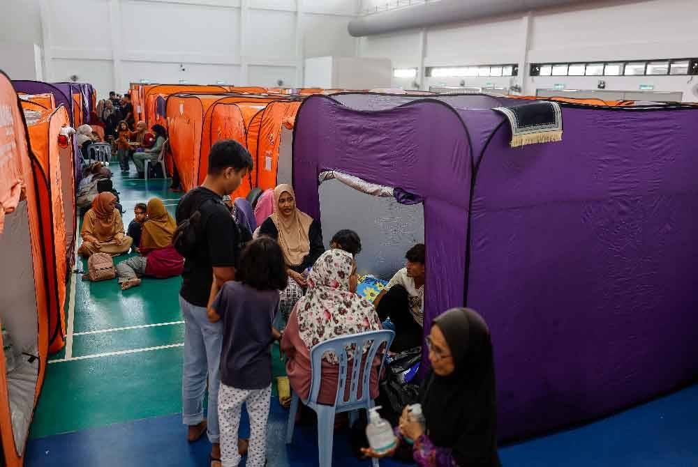 Keadaan mangsa-mangsa kejadian kebakaran saluran paip gas yang ditempatkan di Pusat Pemindahan Sementara (PPS) di Masjid Putra Heights, pada Rabu. Foto Bernama