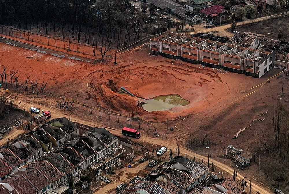 Keadaan semasa di kawasan kebakaran melibatkan kebocoran saluran paip gas di Jalan Putra Harmoni, Putra Heights yang kini padam sepenuhnya ketika tinjauan setakat jam 12 tengah hari Rabu. Foto Bernama