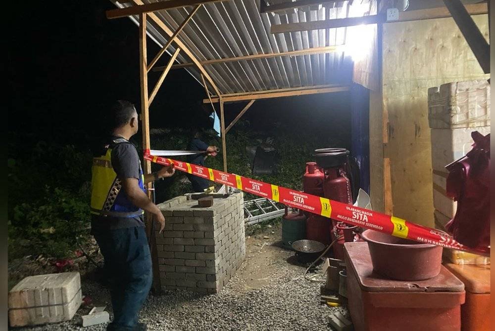 Penguat kuasa MBS memasang tali sitaan di rumah kongsi yang dijadikan kedai runcit. Foto Veerapan