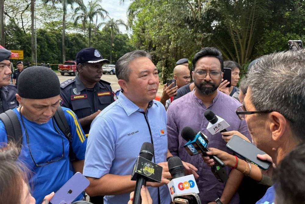 Sze Han ketika ditemui pemberita selepas melakukan tinjauan dan bertemu penduduk yang terjejas akibat insiden kebakaran saluran paip gas di Putra Heights, Subang Jaya.