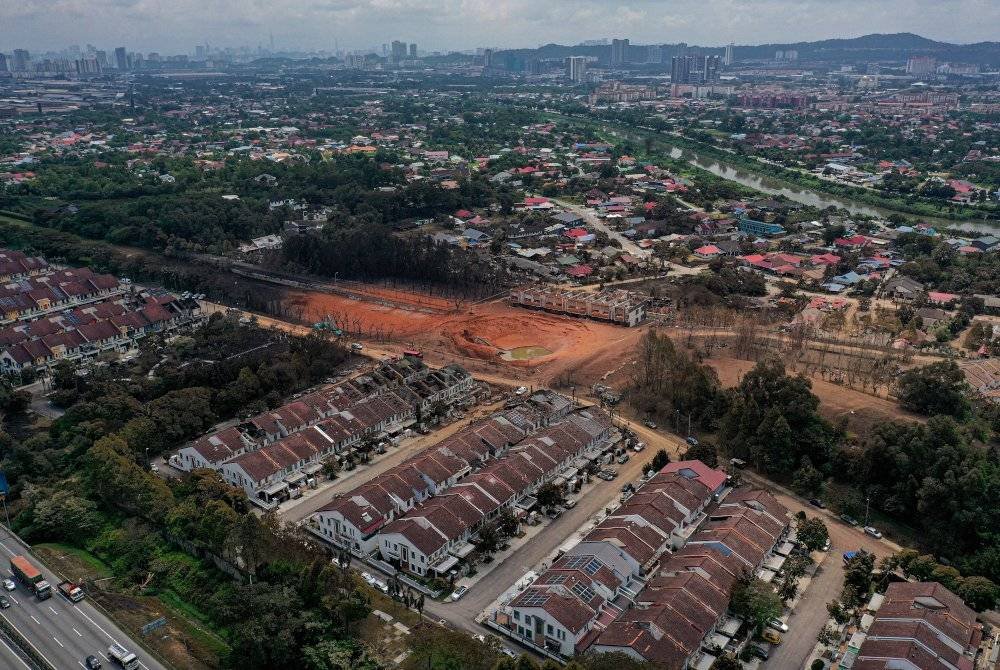 Keadaan semasa di kawasan kebakaran melibatkan kebocoran saluran paip gas di Jalan Putra Harmoni, Putra Heights. Foto Bernama