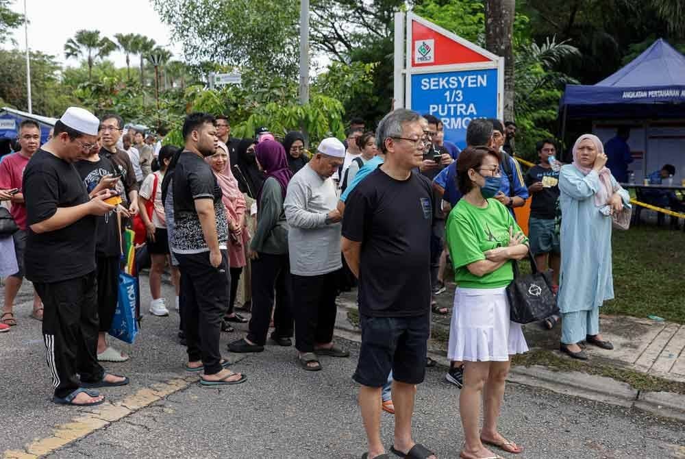 Penduduk Jalan Putra Harmoni 1/3 yang terjejas akibat kebakaran menunggu giliran untuk pulang ke kediaman masing-masing bagi mendapatkan barangan keperluan dan dokumen penting. - Foto: Bernama