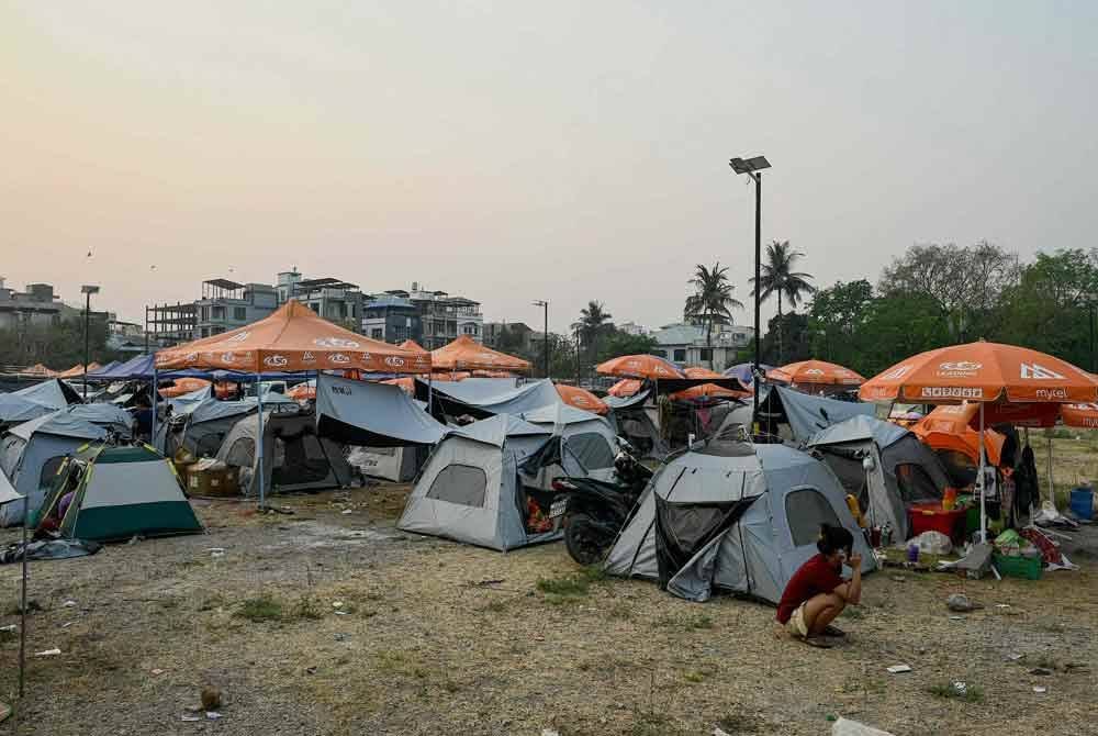 Keadaan penduduk yang terpaksa berteduh di kem khemah sementara di Mandalay beberapa hari selepas gempa bumi di Myanmar. - Foto AFP