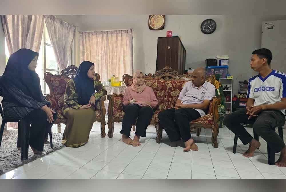 Khairudin (dua dari kanan) mengunjungi keluarga susulan simpati dengan kejadian yang menimpa Nasuha Batrisyia, bulan lalu.