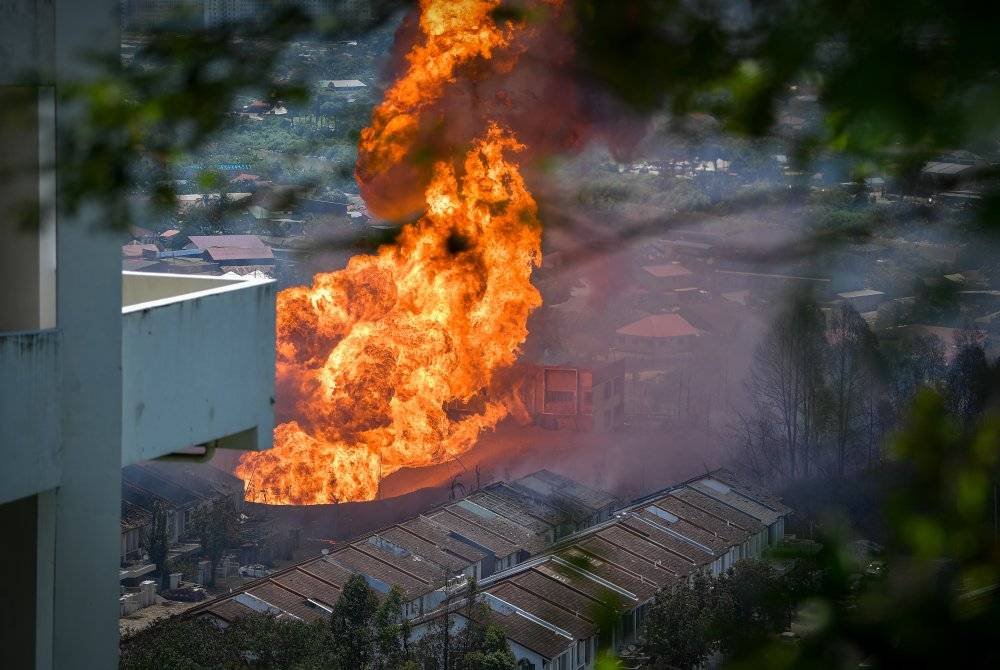 Keadaan ketika kejadian kebakaran melibatkan kebocoran saluran paip gas di Jalan Putra Harmoni, Putra Heights pada Selasa yang kini padam sepenuhnya ketika tinjauan setakat 12 tengah hari tadi. Foto Bernama
