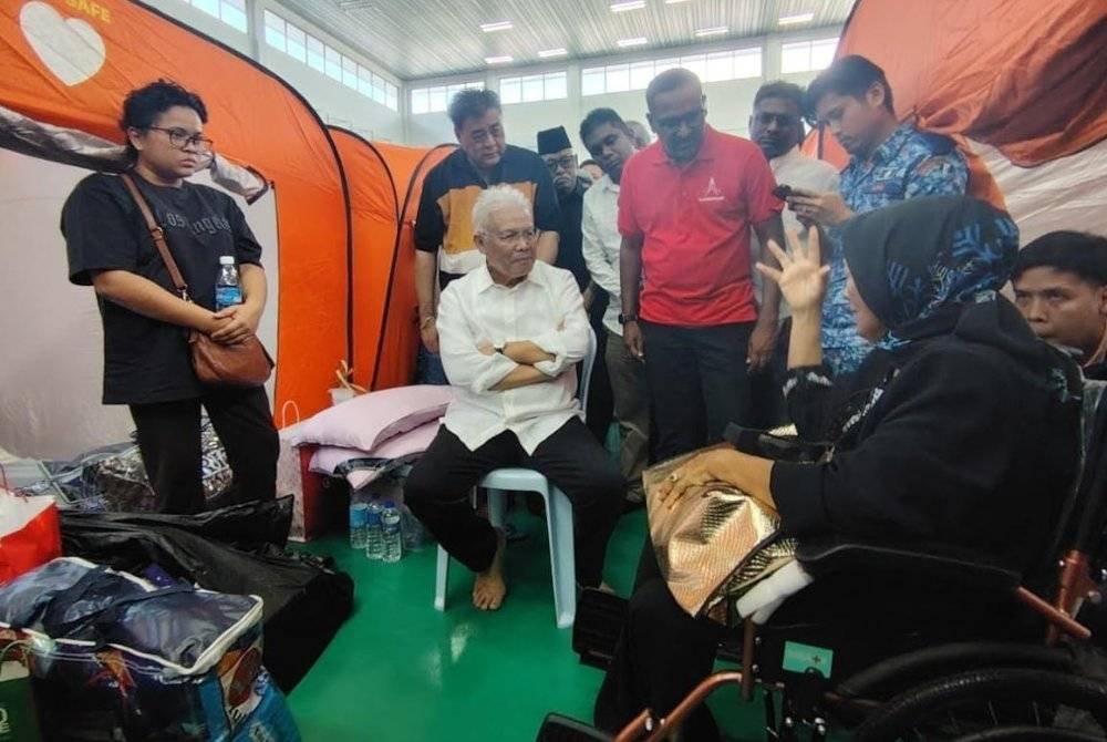 Hamzah (duduk tengah) ditemui pemberita ketika melawat ke PPS Masjid Putra Heights di Subang Jaya pada Rabu.