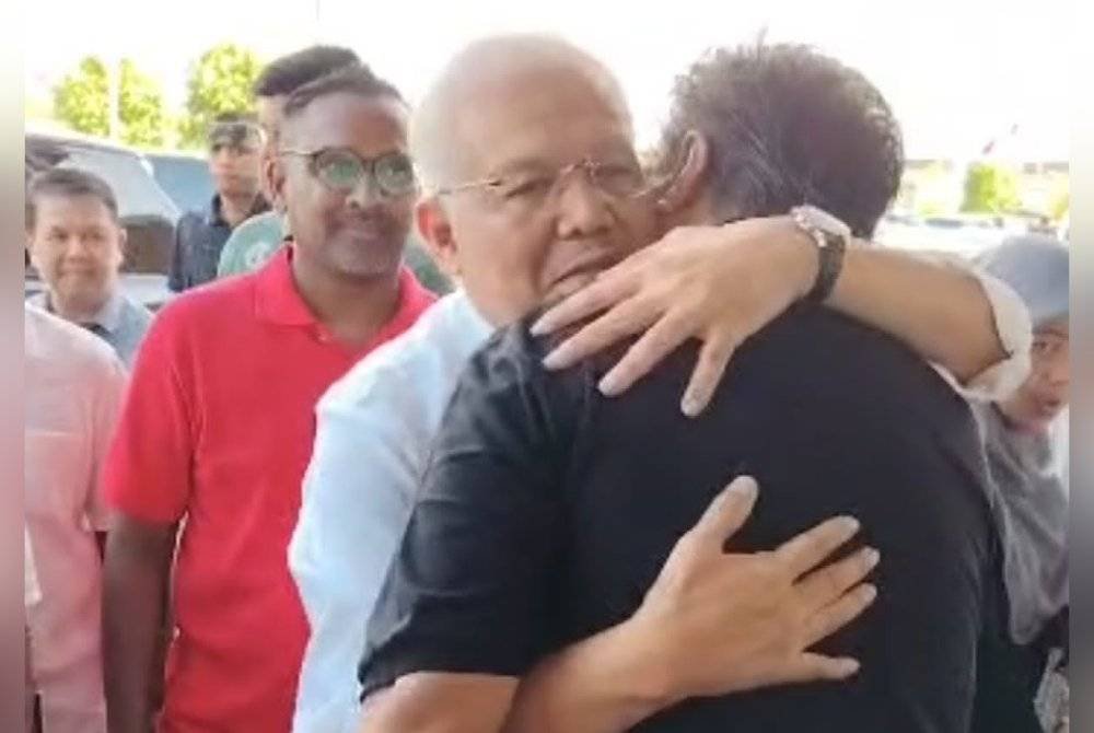 Hamzah menenangkan salah seorang mangsa yang ditemui ketika lawatan ke PPS Putra Heights di Subang Jaya.