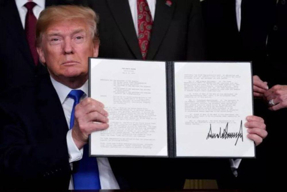 Perang tarif pentadbiran Trump telah mencetuskan 'huru-hara' dalam perdagangan global. Foto Agensi