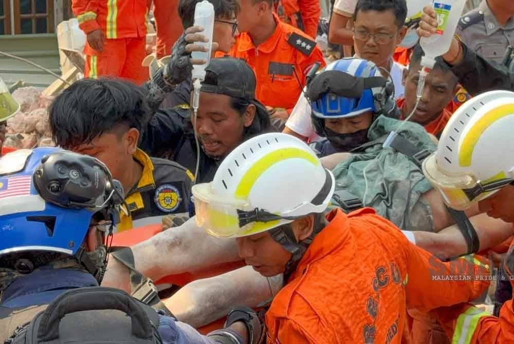 Anggota SMART berjaya membawa keluar salah seorang mangsa yang masih hidup di bawah runtuhan gempa bumi di daerah Sagaing, Myanmar sejak Isnin lepas - Foto: FB Ahmad Zahid Hamidi