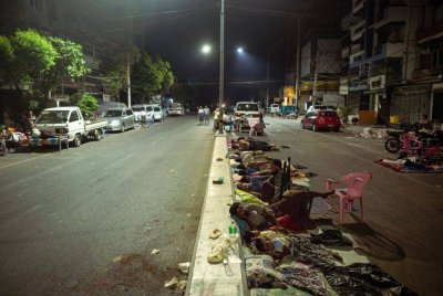Orang ramai sanggup tidur di tengah jalan kerana bimbang dengan gempa susulan.