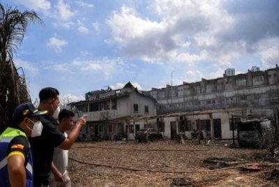 Keadaan kediaman penduduk yang musnah akibat kebakaran saluran paip gas di Kampung Kuala Sungai Baru hari ini. Foto Bernama