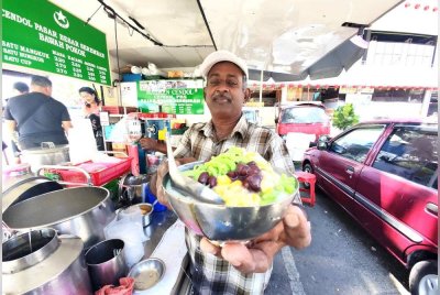 Mohan menunjukkan cendol campur menjadi kegemaran orang ramai.