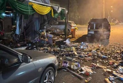 Kebakaran melibatkan kanopi berukuran 20x20 kaki persegi itu telah padam sepenuhnya sebelum ketibaan pihak bomba. Foto JBPM