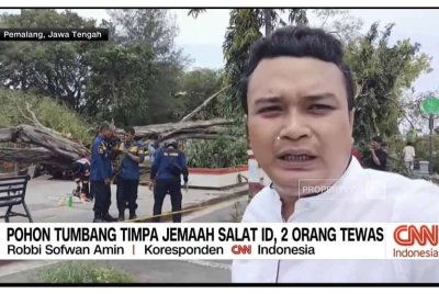 Wartawan CNN Indonesia,Robbi Sofawan Amin berada di lokasii kejadian pokok tumbang yang mengorbankan tiga mangsa ketika sedang solat sunat Aidilfitridi Alun-Alun Pemalang, Jawa Tengah pada Isnin.