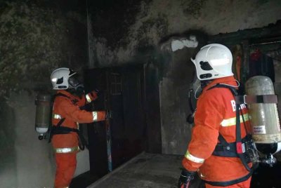 Bomba memeriksa sisa kebakaran sebuah bilik pada pagi Rabu.