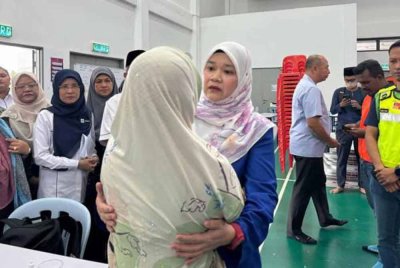 Fadhlina ketika hadir ke PPS Masjid Putra Heights bagi meninjau keadaan mangsa kebakaran paip gas. Foto Awani