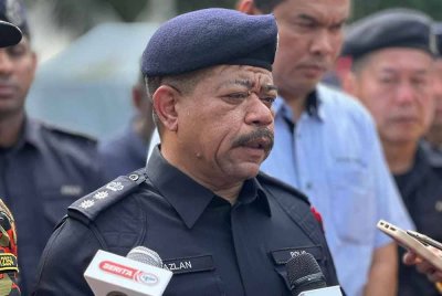 Wan Azlan dalam sidang akhbar di lokasi kejadian kes kebakaran saluran paip gas di Putra Heights, Subang Jaya, pada Rabu.