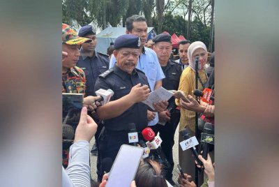 Wan Azlan dalam sidang akhbar di lokasi kejadian kes kebakaran saluran gas di Putra Heights, Subang Jaya pada Rabu.