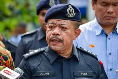 Ketua Polis Daerah Subang Jaya ACP Wan Azlan Wan Mamat ketika sidang media berhubung situasi terkini di lokasi kebakaran saluran paip gas di Jalan Putra Harmoni, Putra Heights hari ini. Foto Bernama
