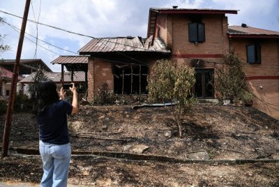 Keadaan kediaman penduduk yang musnah akibat kebakaran saluran paip gas di Kampung Kuala Sungai Baru, pada Selasa. Foto Bernama