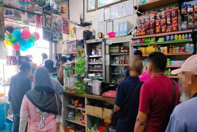 Tinjauan di Bertam Perdana mendapati pemilik kedai runcit masih belum mengalihkan produk rokok di kaunter jualan.