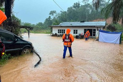Angkatan Pertahanan Awam Malaysia (APM) melakukan pemantauan kawasan dilanda banjir di Setiu.
Foto APM Terengganu
