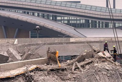 Anggota penyelamat menjalankan operasi mencari dan menyelamat di kawasan runtuhan bangunan di Bangkok. Foto AFP