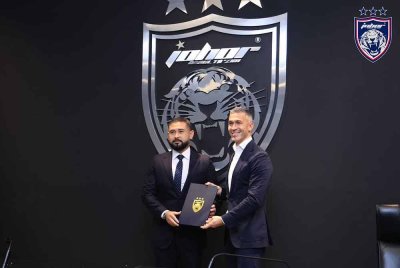 Garcia (kanan) berterima kasih kepada Tunku Mahkota Ismail yang memberikan peluang menabur bakti bersama JDT.