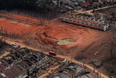 Keadaan semasa di kawasan kebakaran melibatkan kebocoran saluran paip gas di Jalan Putra Harmoni, Putra Heights yang kini padam sepenuhnya ketika tinjauan setakat jam 12 tengah hari Rabu. Foto Bernama