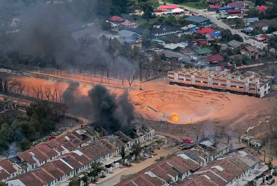 Kebakaran melibatkan saluran paip gas di Jalan Putra Harmoni, Putra Height, Subang Jaya. Foto Bernama