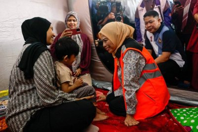 Noraini menyantuni mangsa kejadian kebakaran saluran paip gas di Pusat Pemindahan Sementara (PPS) di Masjid Putra Heights, pada Rabu. Foto Bernama
