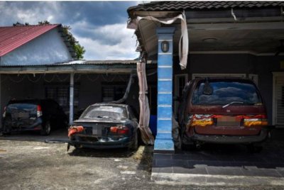 Keadaan beberapa buah kenderaan yang mengalami kerosakan teruk akibat haba panas kesan daripada kebakaran melibatkan kebocoran saluran paip gas yang berlaku di Jalan Putra Harmoni, Putra Heights, semalam ketika tinjauan hari ini. Foto Bernama