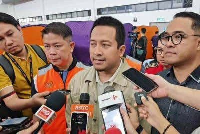 Mohd Najwan (tengah) ditemui pemberita ketika membuat lawatan di PPS Putra Heights di sini pada Rabu.