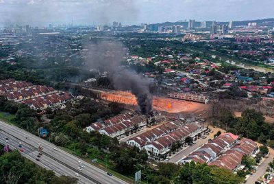 Kejadian kebakaran saluran paip gas di Jalan Putra Harmoni Putra Heights pada Selasa. - Foto: Bernama