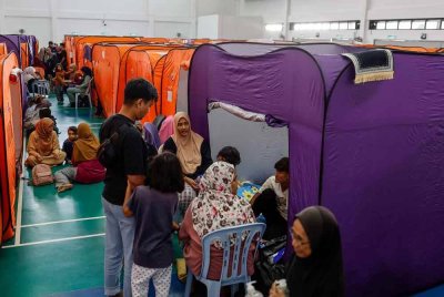 Keadaan mangsa-mangsa kejadian kebakaran saluran paip gas yang ditempatkan di PPS di Masjid Putra Heights hari ini. - Foto: Bernama