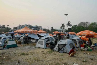 Keadaan penduduk yang terpaksa berteduh di kem khemah sementara di Mandalay beberapa hari selepas gempa bumi di Myanmar. - Foto AFP
