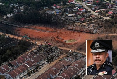 Keadaan di kawasan kebakaran melibatkan kebocoran saluran paip gas di Jalan Putra Harmoni, Putra Heights yang membentuk sebuah kawah sedalam 9.75 meter kaki. Foto Bernama (Gambar kecil: Wan Azlan)