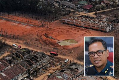 JBPM telah menghantar pasukan penyiasat untuk melakukan pemeriksaan di dalam kawasan kawah yang terbentuk di lokasi kebakaran saluran paip gas di Putra Heights, Subang Jaya dekat sini. - Foto: Bernama
Ketua Polis Subang Jaya ACP Wan Azlan Wan Mamat berkata setakat ini hanya penduduk di kawasan yang kurang terjejas dibenarkan masuk untuk mengambil barang keperluan dan dokumen penting.
Seramai 529 mangsa ditempatkan di PPS Dewan Masjid Putra Height dan Dewan Serbaguna MBSJ (Camelia). Foto Bernama (Gambar kecil: Nor Hisham)