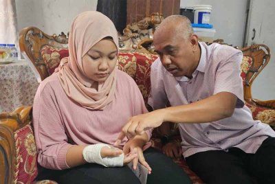 Nasuha Batrisyia menunjukkan kesan kecederaan yang dialaminya kepada Khairudin.