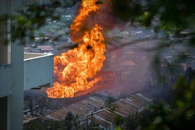 Keadaan ketika kejadian kebakaran melibatkan kebocoran saluran paip gas di Jalan Putra Harmoni, Putra Heights pada Selasa yang kini padam sepenuhnya ketika tinjauan setakat 12 tengah hari tadi. Foto Bernama