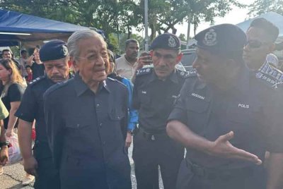 Tun M meluangkan masa mendengar taklimat daripada Hussein (kanan) bagi mendapatkan perkembangan terkini situasi kejadian terbabit.