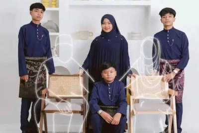 Adamuqq berkongsi gambar sambutan hari raya yang menyentuh hati, memperlihatkan potret ibu dan bapanya.