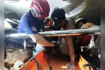 Seorang kakitangan hotel berjaya diselamatkan dari runtuhan bangunan hotel yang runtuh di Nay Pyi Taw, Myanmar lima hari selepas gempa bumi melanda negara itu. Foto Xinhua