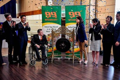 Gambar fail Thiam Wah (tiga dari kiri) ketika penyenaraian 99 Holdings di Bursa Malaysia.