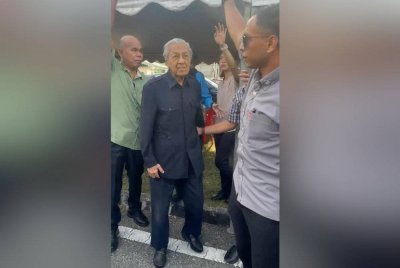 Mahathir (dua dari kiri) hadir meninjau PKTK melibatkan kes kebakaran saluran paip gas di sini pada Rabu.